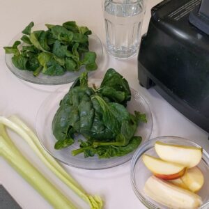 Apfel, Feldsalat, Spinat und Sellerie eigenen sich gut für einen Smoothie.
