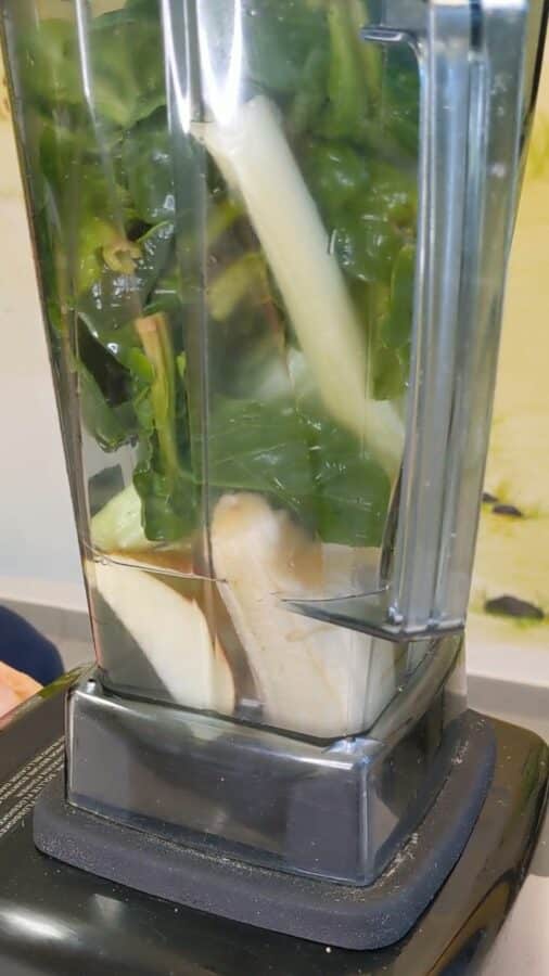 Grüner Smoothie wird nun durch mixen zum Smoothie.