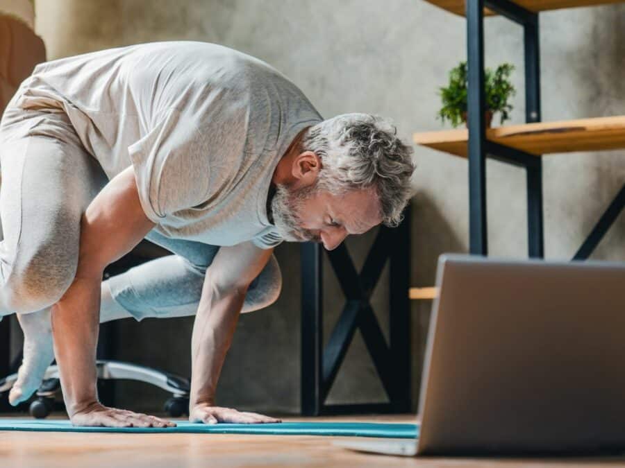 Jeder kann Yoga Zuhause vor dem Laptop oder Computer machen, das ist ganz einfach. 