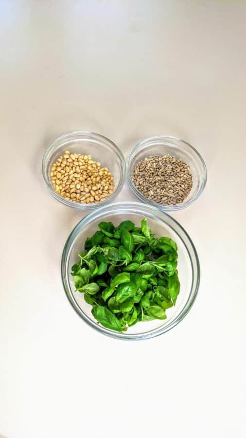 Die Zutaten für Grünes Pesto sind ganz simpel. Sonnenblumenkerne, Pinienkerne und Basilikum mit etwas Öl.