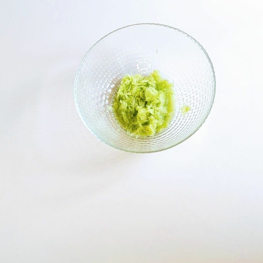 Für den leckeren Raita braucht es geraspelte Gurken