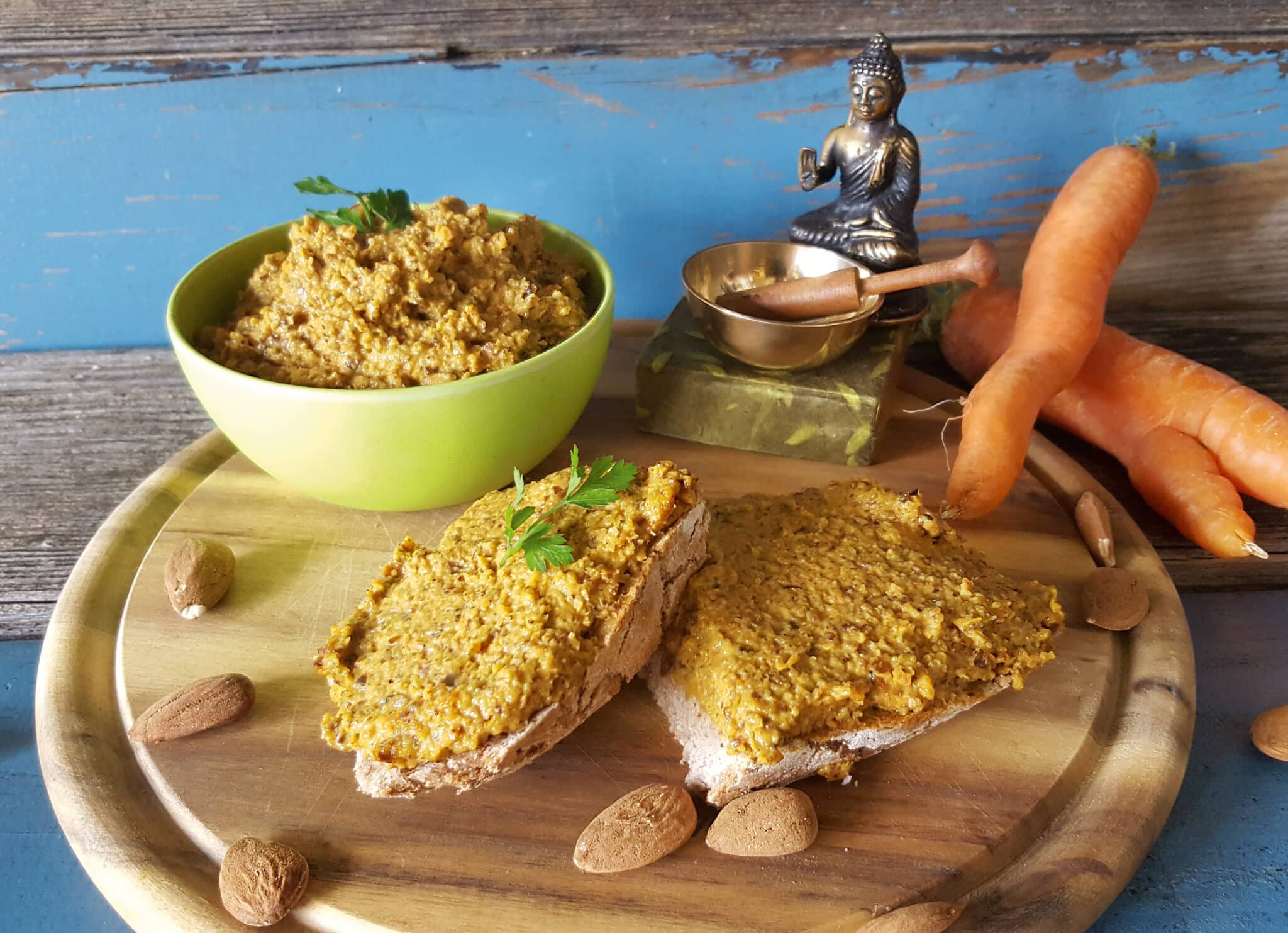 Dinkel-Möhren-Brot mit Aufstrich