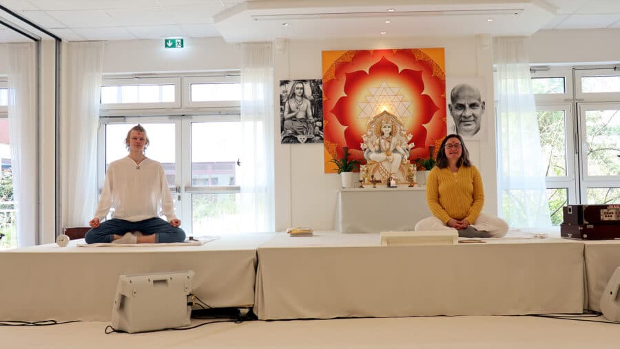 Linus und Katayayani bei der Sevaka Teamaufnahme Mitte April 2021 im Tripura Saal in Bad Meinberg 
