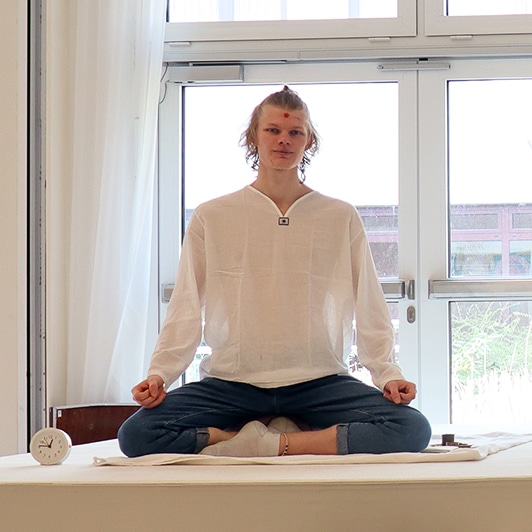 Linus bei seiner Teamaufnahme Mitte April 2021 im Tripura Saal von Yoga Vidya Bad Meinberg