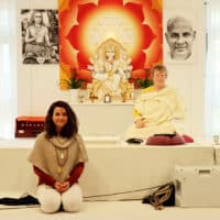 Link zum Yoga Vidya Blogbeitrag Teamaufnahme im April