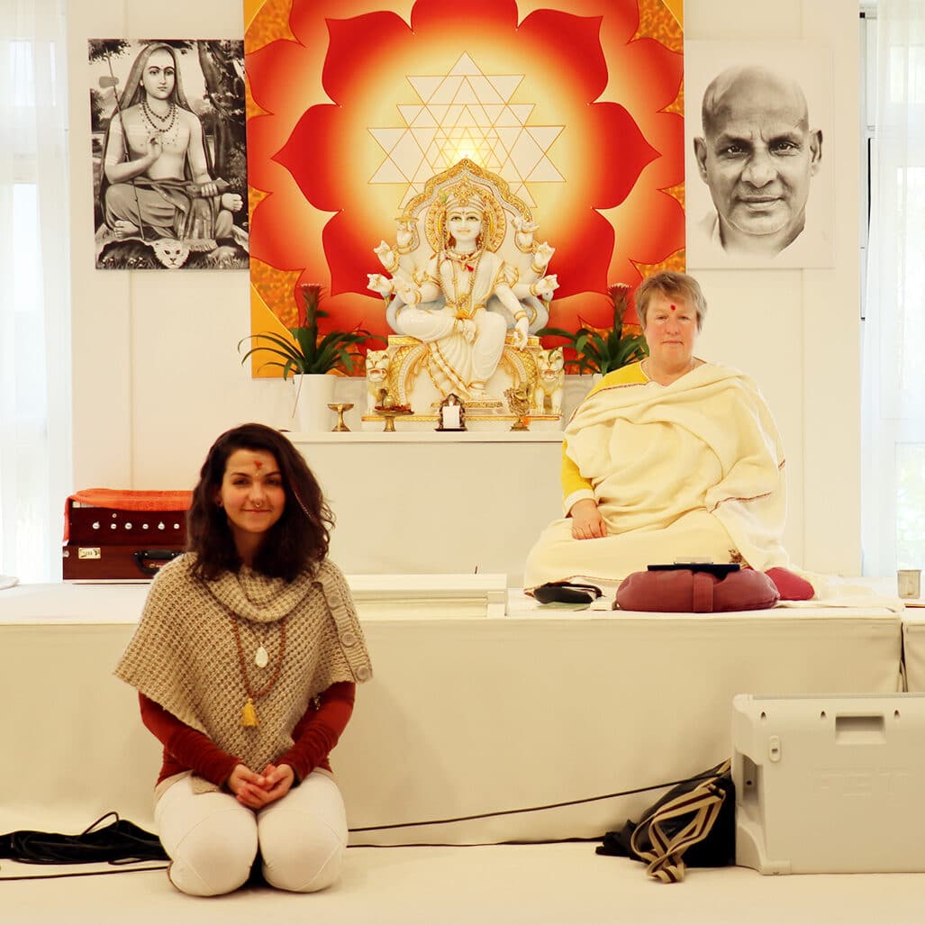 Link zum Yoga Vidya Blogbeitrag Teamaufnahme im April