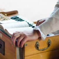 Harmonium spielen