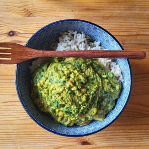 Bichu Ghass (Brennnessel) Sabji mit Reis in Schüssel