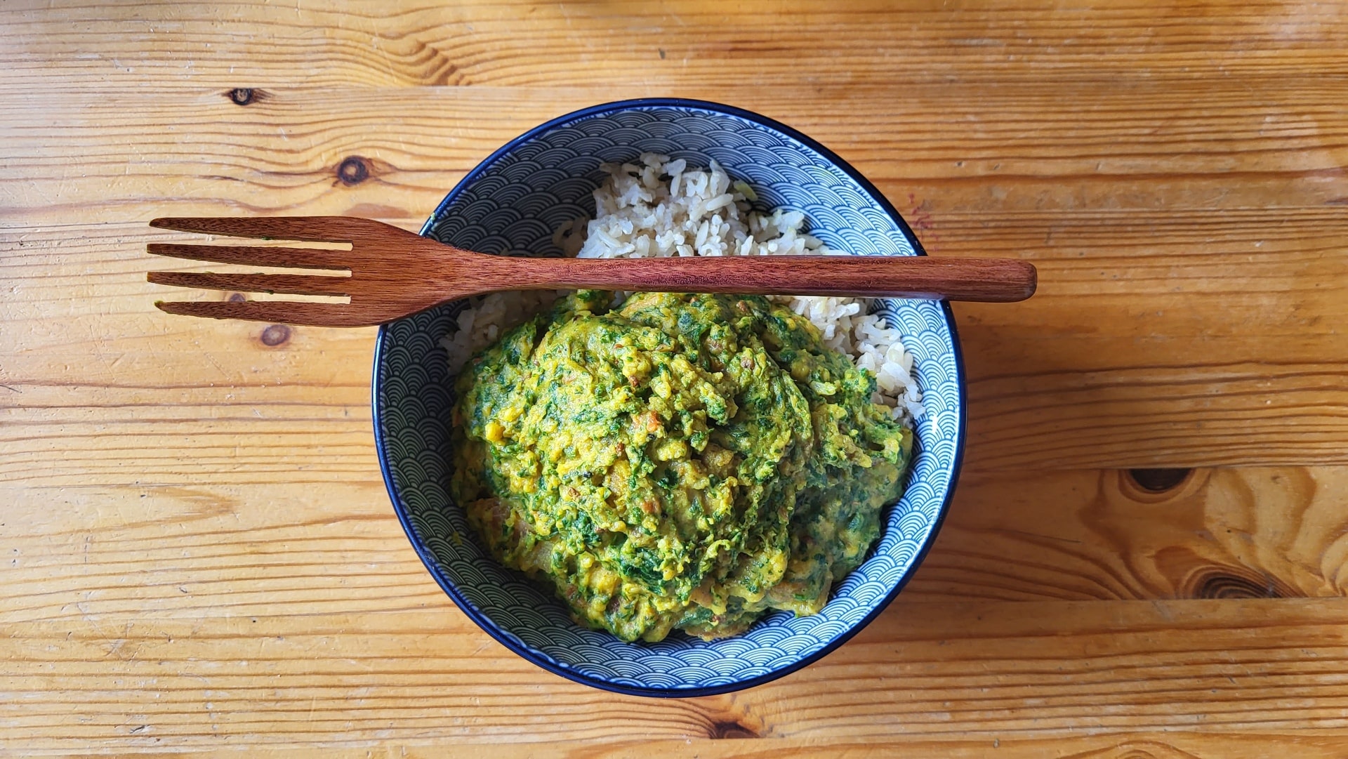 Bichu Ghass (Brennnessel) Sabji mit Reis in Schüssel
