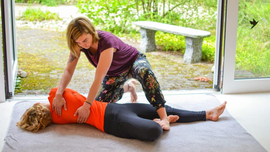 Thai Yoga Massage auf dem Boden