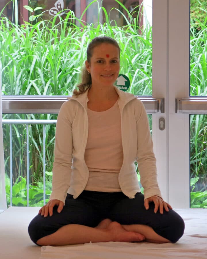 Irina bei ihrer Teamaufnahme bei Yoga Vidya Bad Meinberg