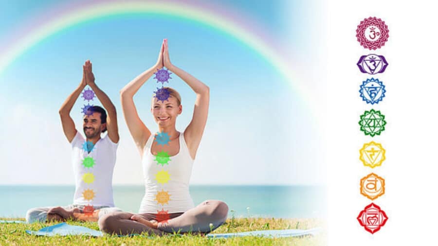 Mann und Frau praktizieren Kundalini Yoga