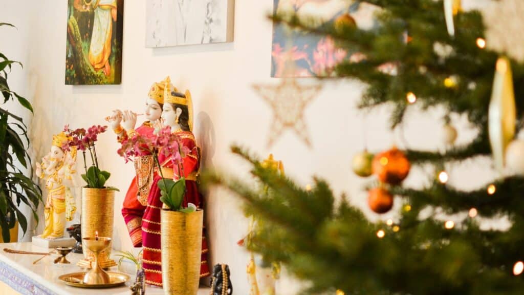 Weihnachten bei Yoga Vidya - Festlicher Altar im Sivananda Saal