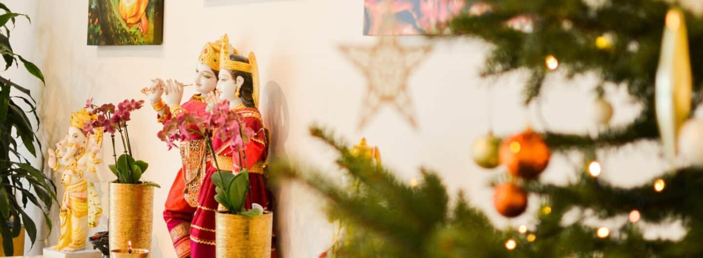 Weihnachten bei Yoga Vidya - Festlicher Altar im Sivananda Saal