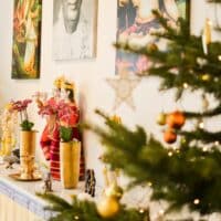 Weihnachten bei Yoga Vidya - Festlicher Altar im Sivananda Saal