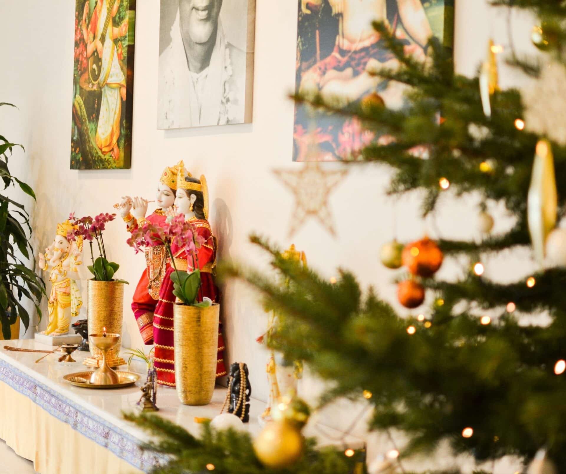 Weihnachten bei Yoga Vidya - Festlicher Altar im Sivananda Saal