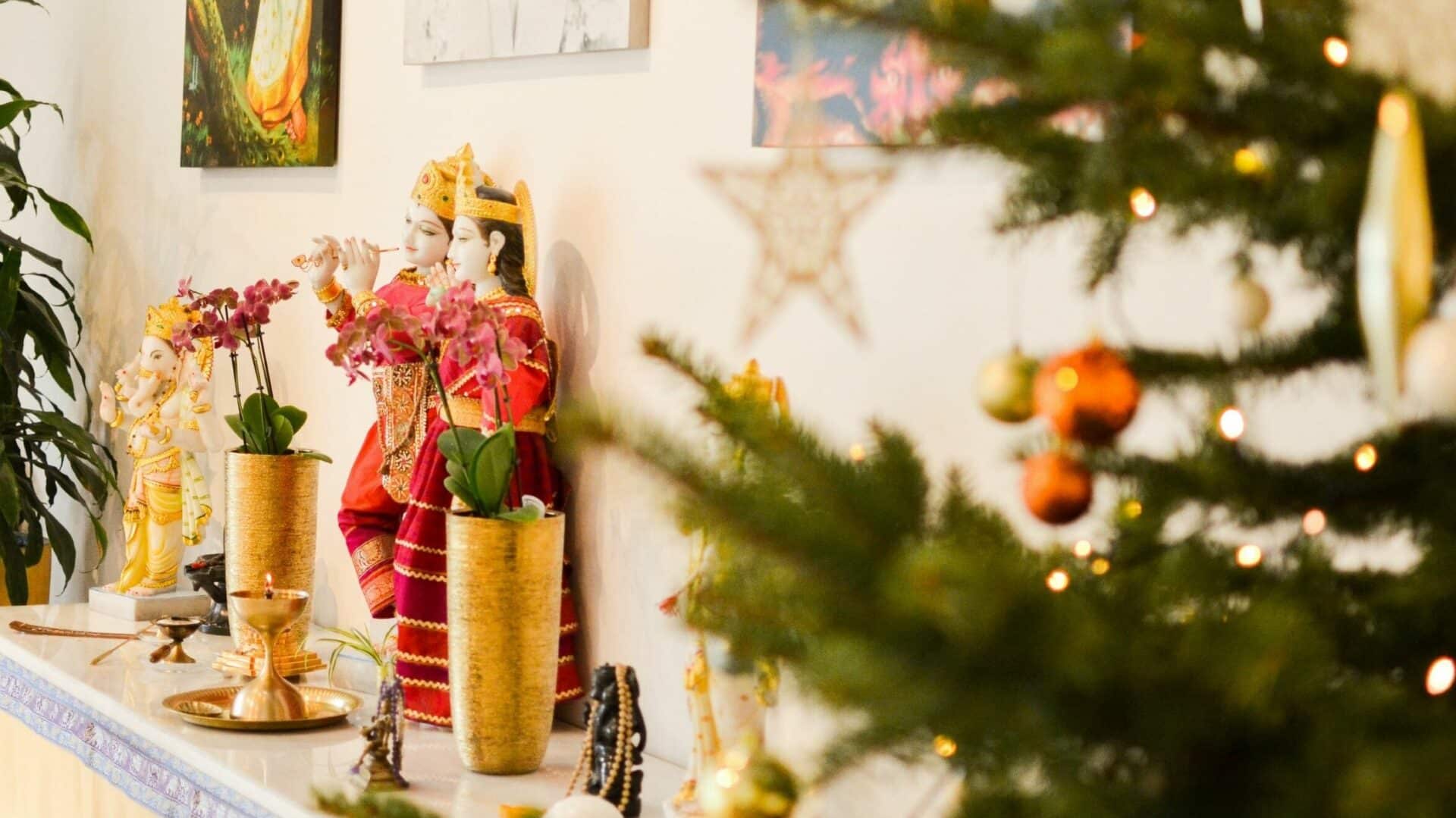 Weihnachten bei Yoga Vidya - Festlicher Altar im 169Sivananda Saal