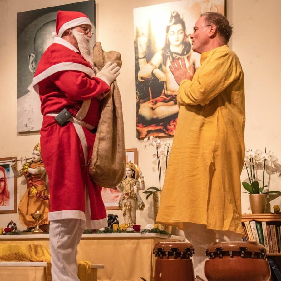 Weihnachten bei Yoga Vidya - Besuch vom Yoga-Weihnachtsmann
