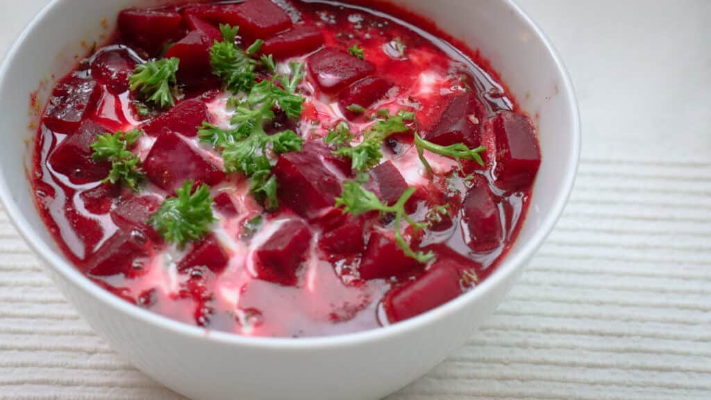 Vegane Rote-Beete-Suppe mit indischem Flair