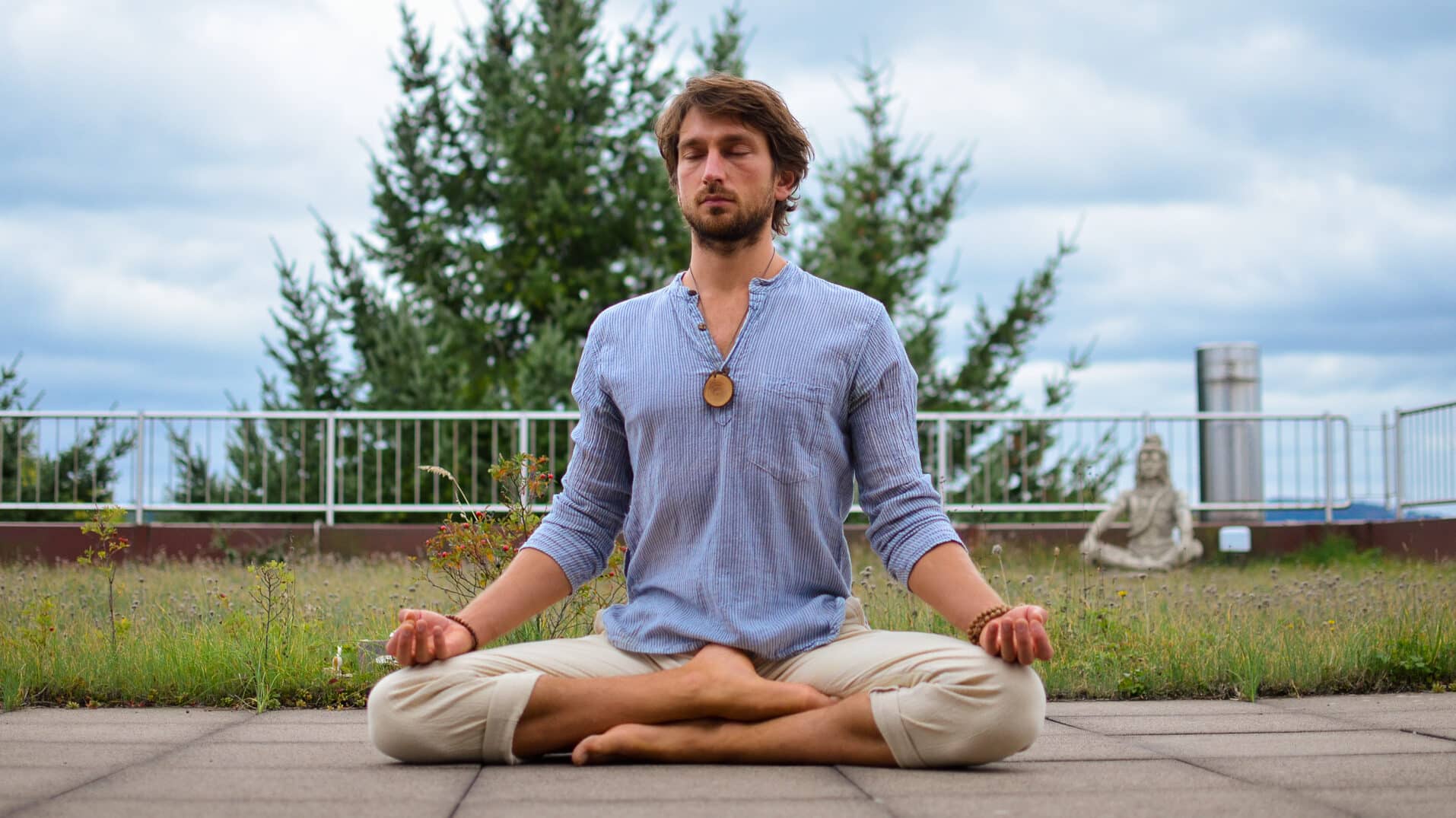 wie du mit Meditation dein selbstbewusstsein erhöhen kannst