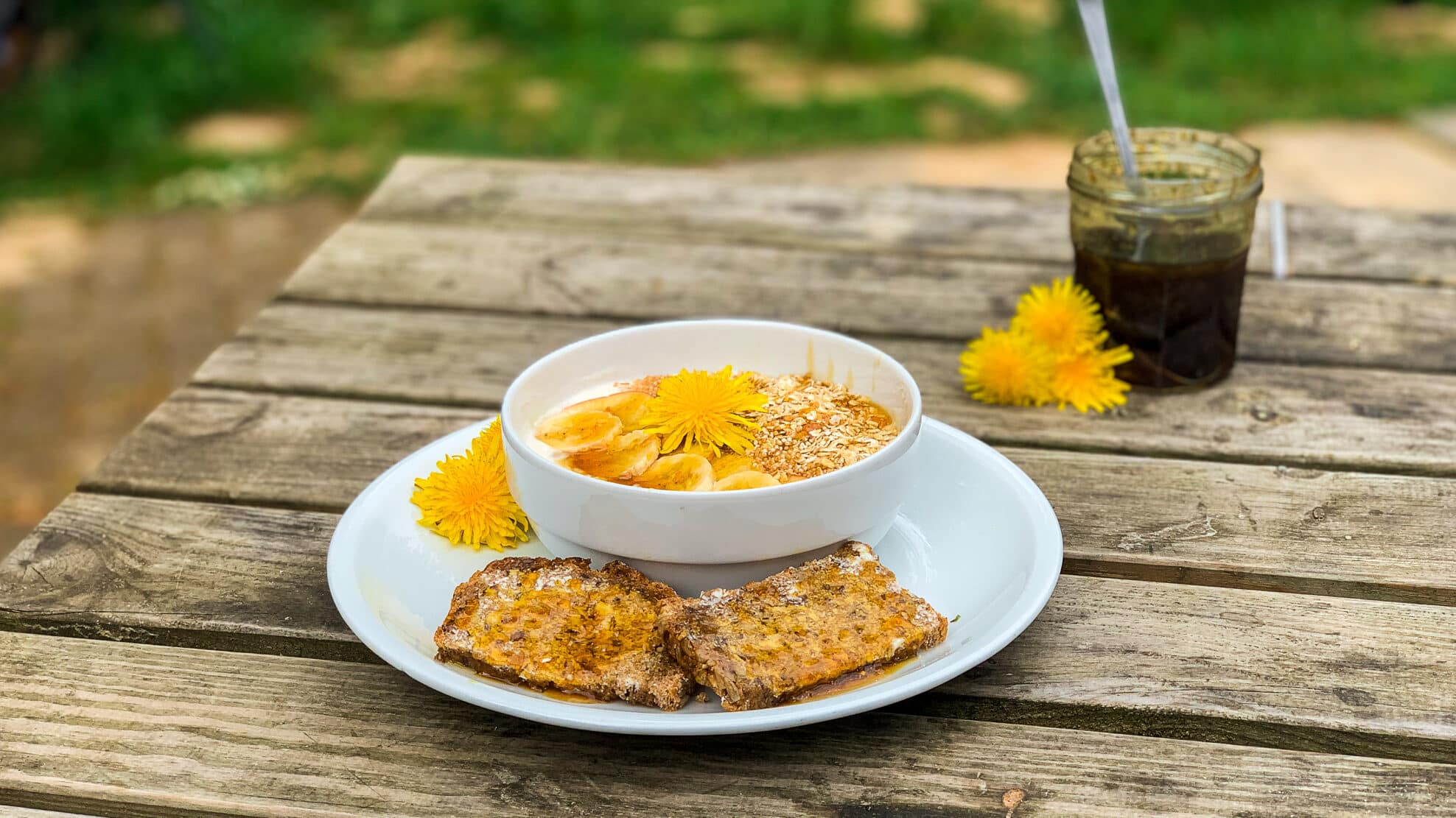 Veganer Löwenzahnhonig auf Brot