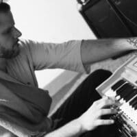 Shankara komponiert am Harmonium für The Dancing Shiva