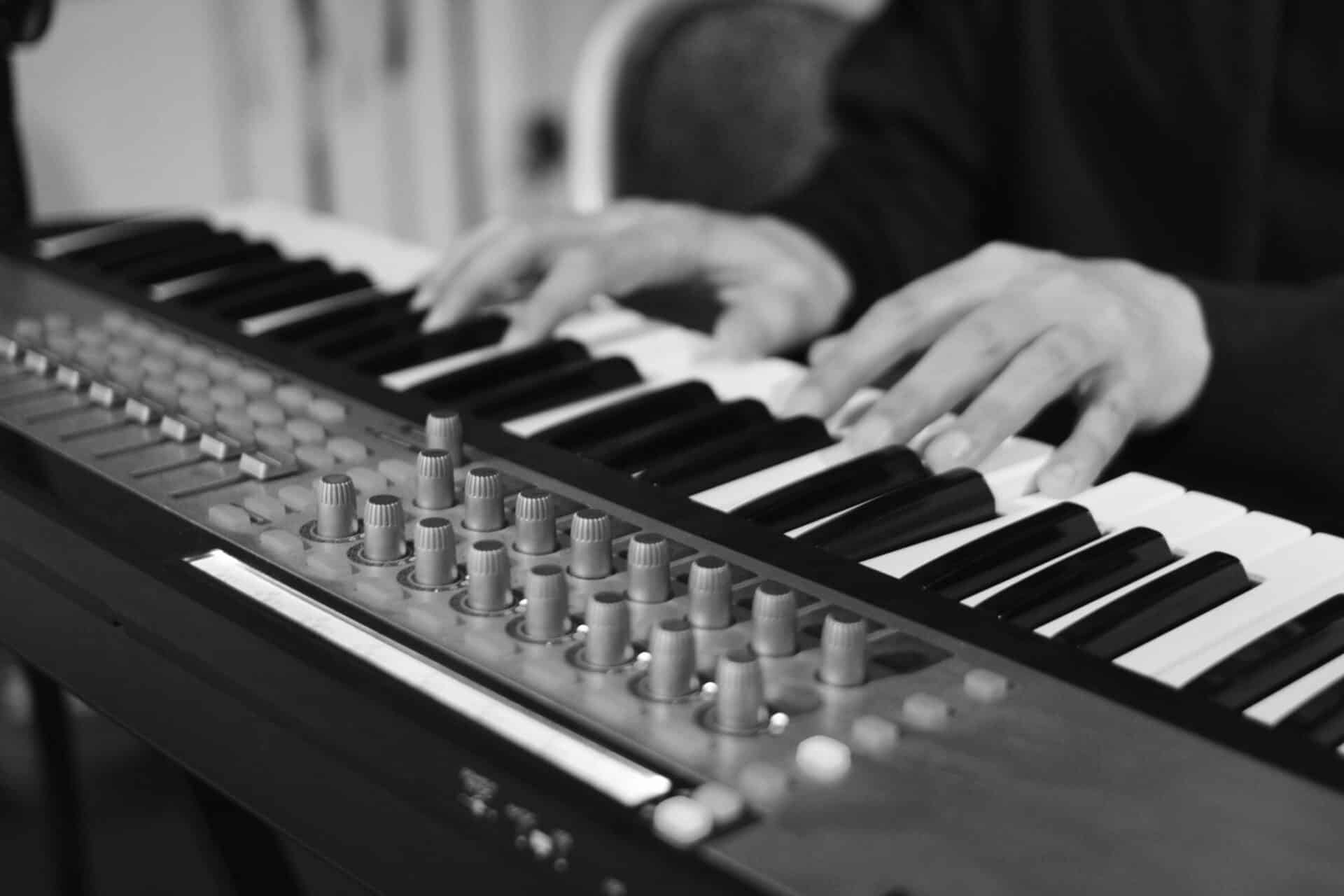 Peywand am Keyboard im Studio von The Dancing Shiva