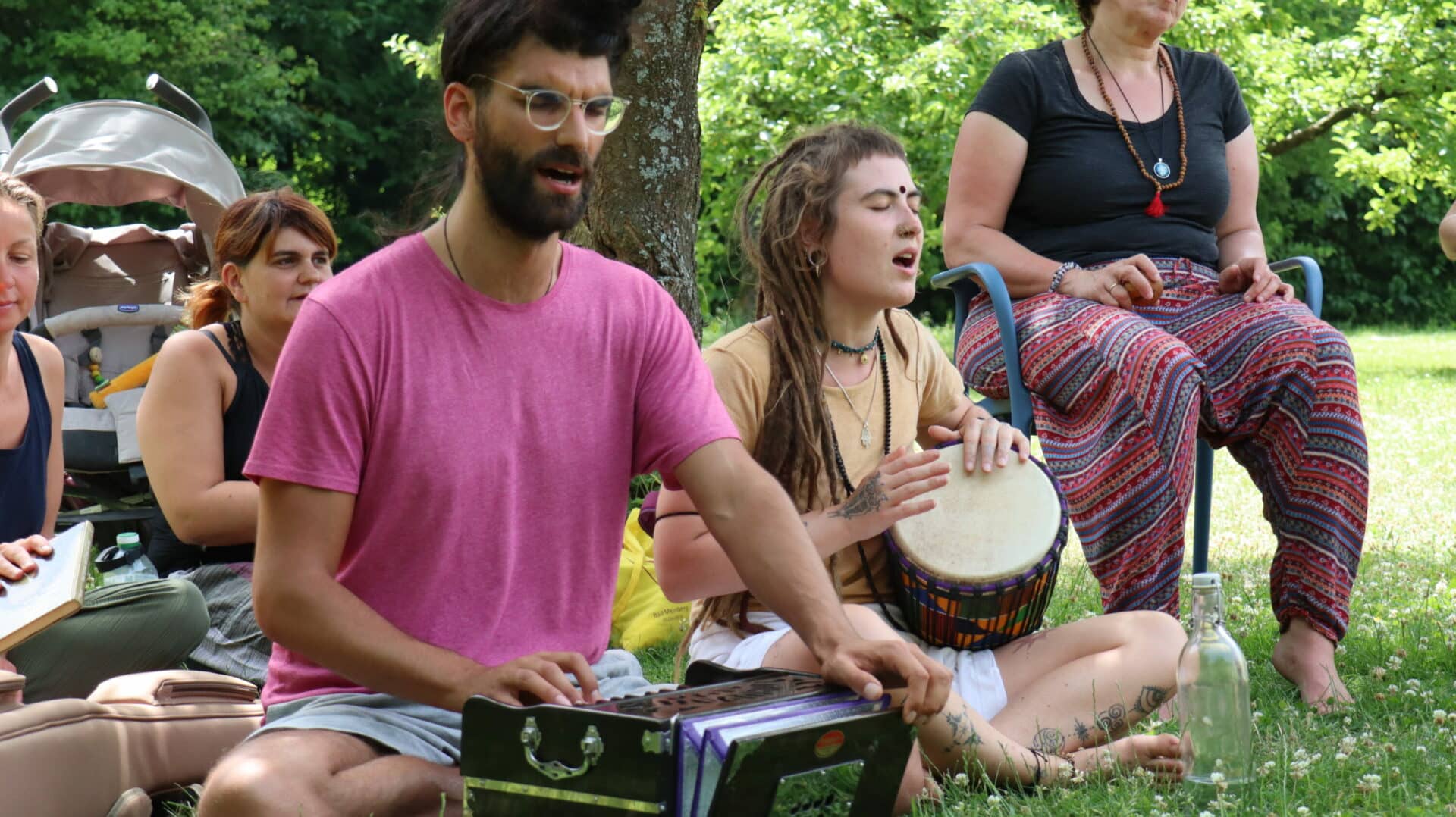 Jubiläumswoche zum 30. Geburtstag von Yoga Vidya - Singkreis auf der Obstwiese