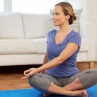 Eine Drehsitz Variation für vatareduzierendes Yoga
