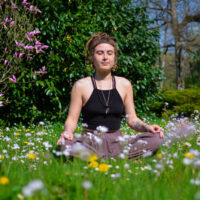 Meditation im Sommer im Gras