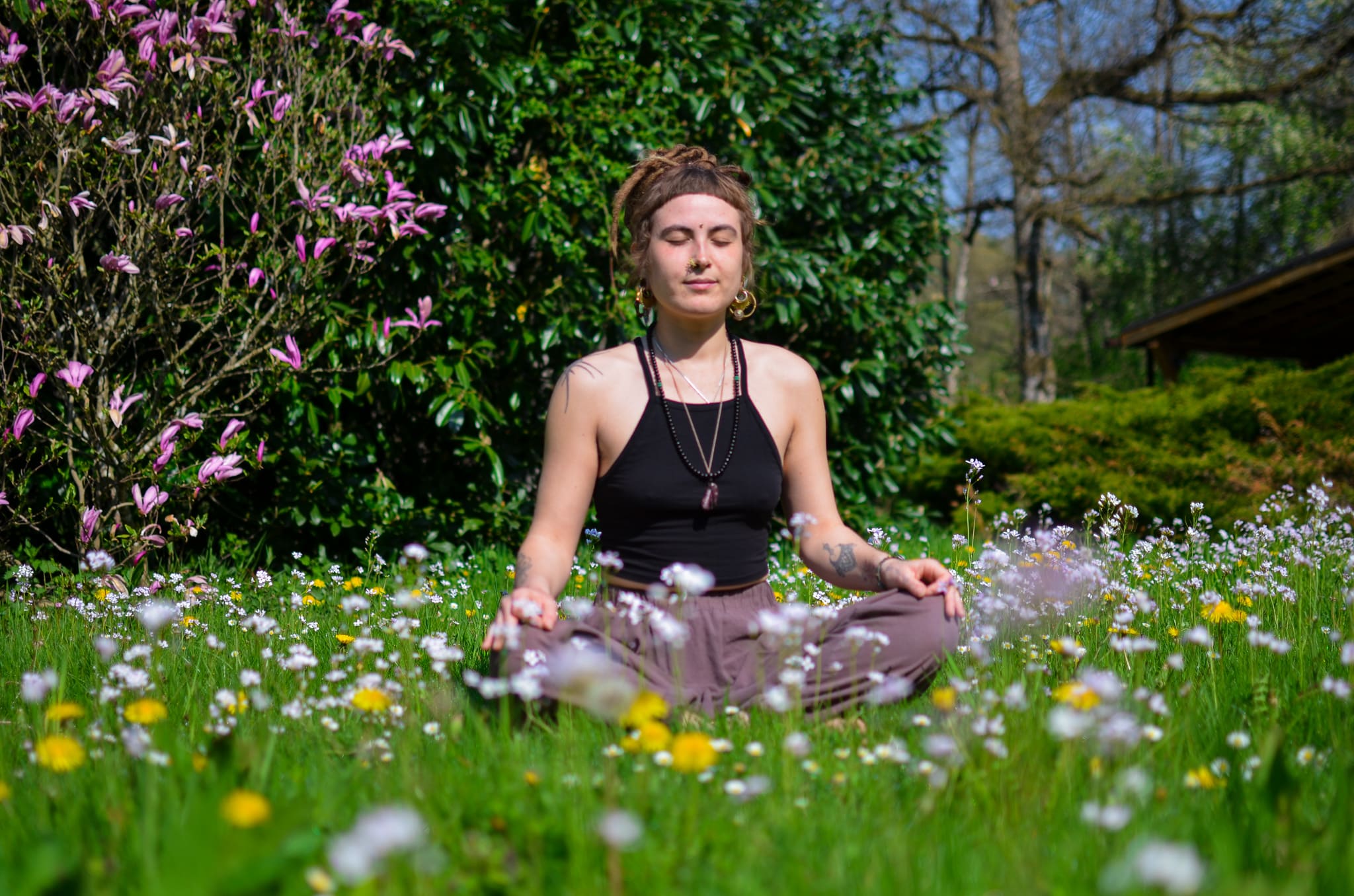 Meditation im Sommer im Gras