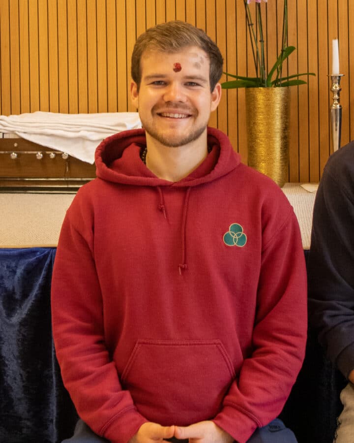Neue Sevakas im Dezember 2022: Dominik für Ayurveda vegan und die Ayurveda-Oase