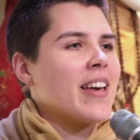 Shivapriya singt ein Kirtan