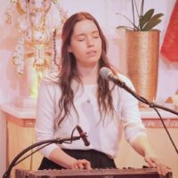Svenja singt Krishna Krishna Mahayogin