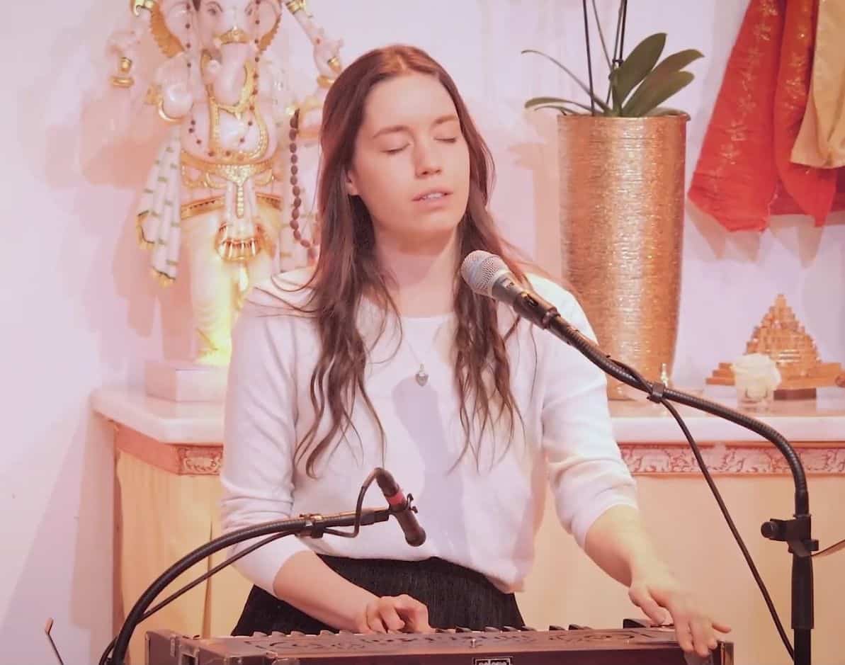 Svenja singt Krishna Krishna Mahayogin