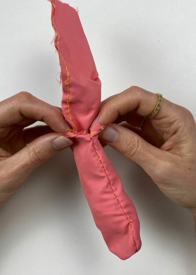 Stoff für den Scrunchie wenden