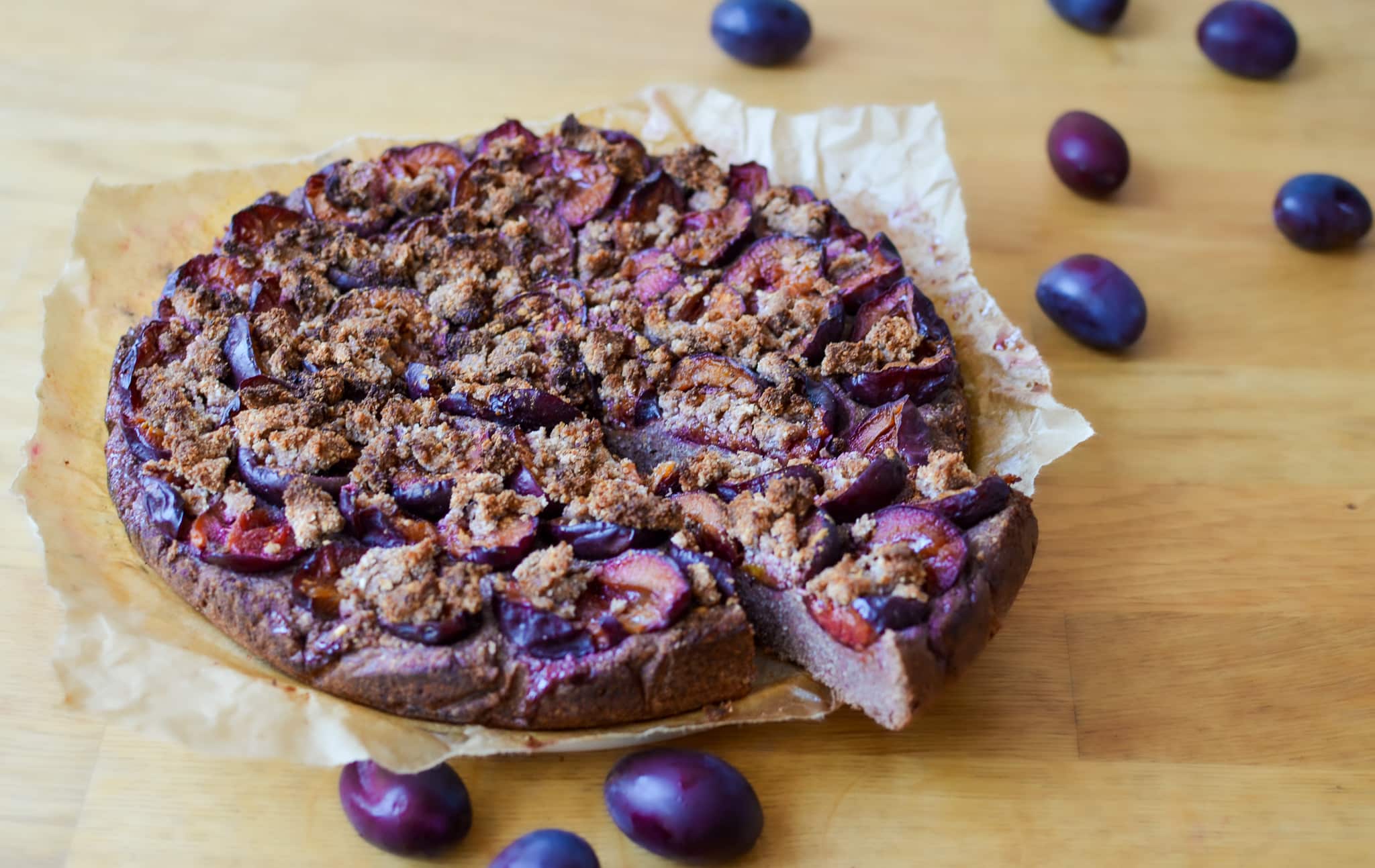 Glutenfreier veganer Pflaumenkuchen