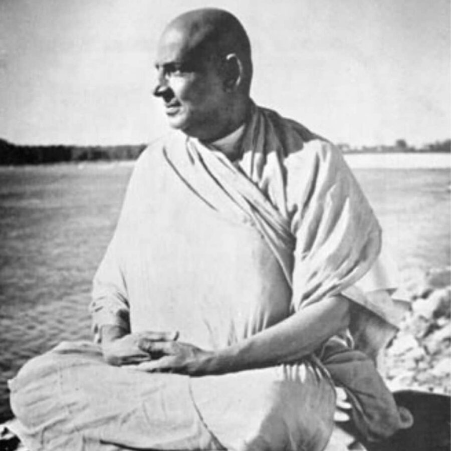 Swami Sivananda am Flussufer sitzend als Symbol für Mantraweihe und Namensgebung.