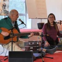 Baba Ram Das und Angeli singen Radhe