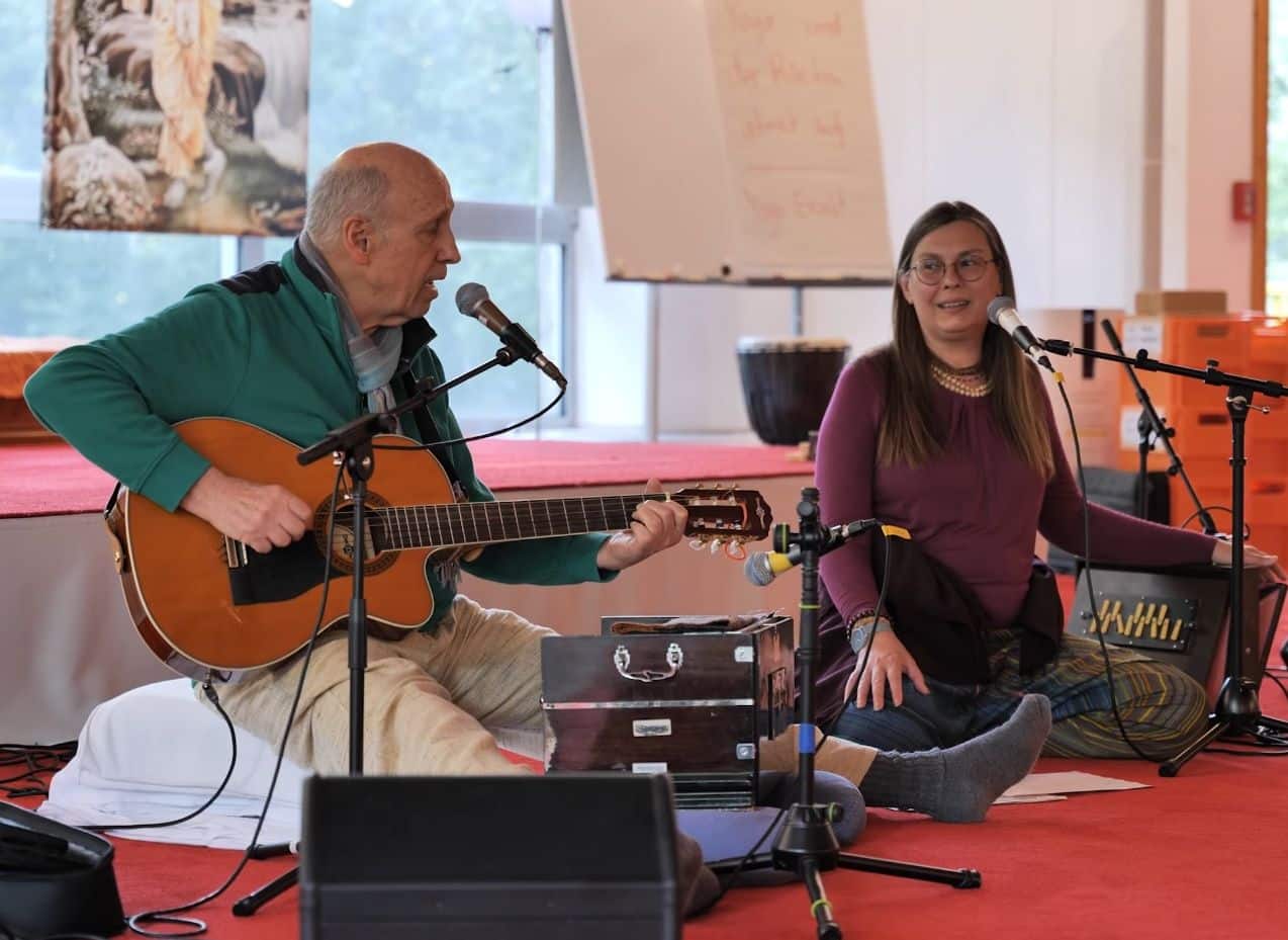 Baba Ram Das und Angeli singen Radhe