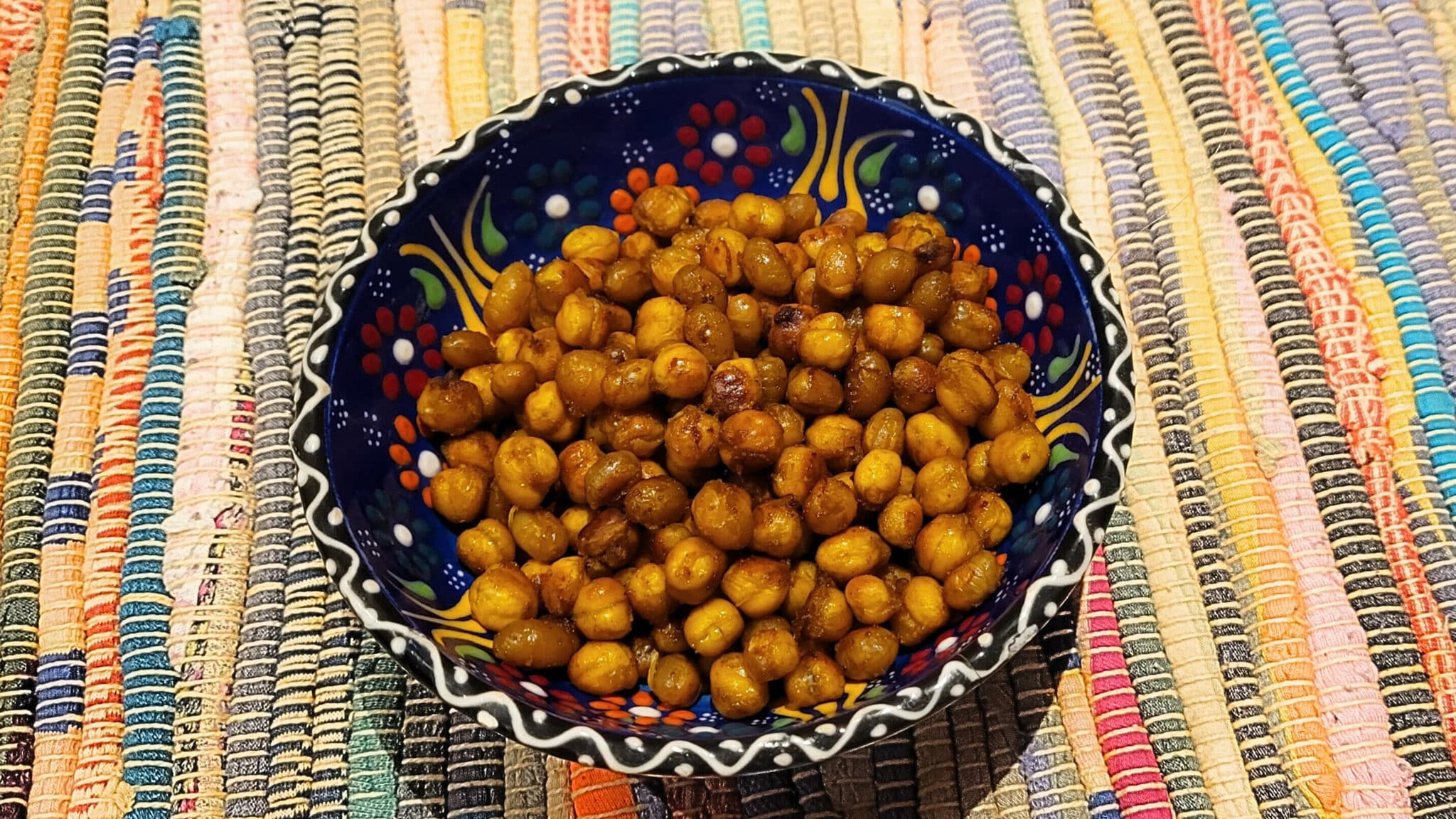 geröstete Kichererbsen in Schälchen