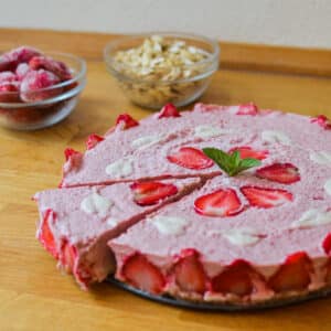 Roh-vegane Erdbeertorte – erfrischend süße Verführung