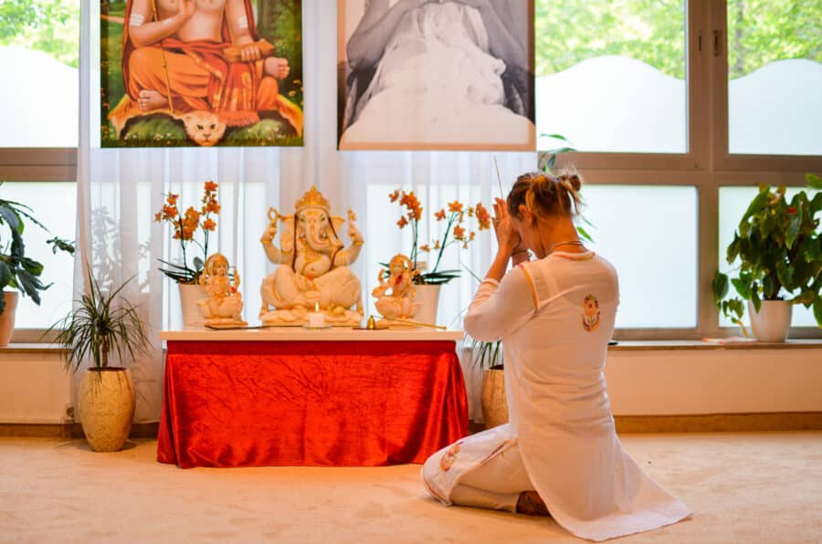 Gebet vor dem Altar, Ganesha Murti