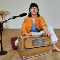 Devi singt Jaya Shri Krishna Chaitanya