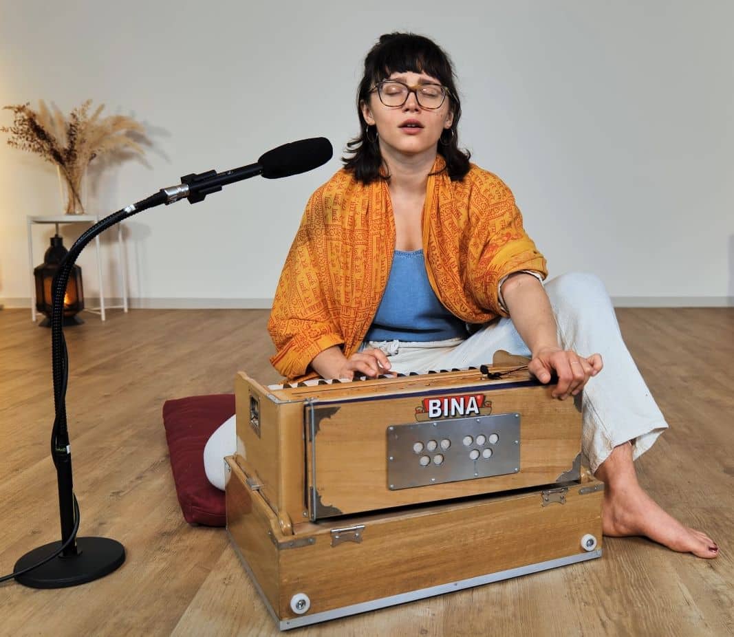 Devi singt Jaya Shri Krishna Chaitanya