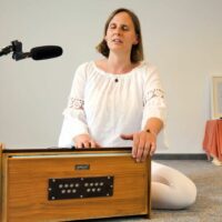 Bhakti singt einen Kirtan