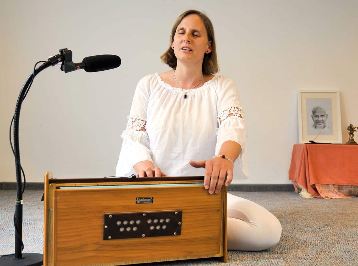 Bhakti singt einen Kirtan