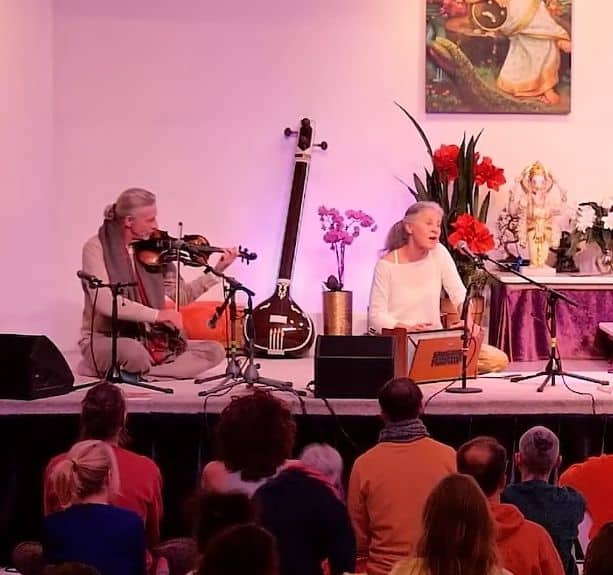 Chandrika und Ludwig singen Namastasyai Namo Namaha