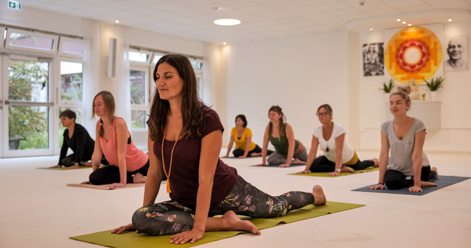 Frau bei Yoga, macht die Asana Taube