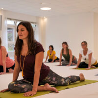 Frau bei Yoga, macht die Asana Taube